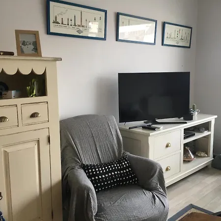 Apartman Tres Bel De 45m2 Avec Balcon Proche Port De